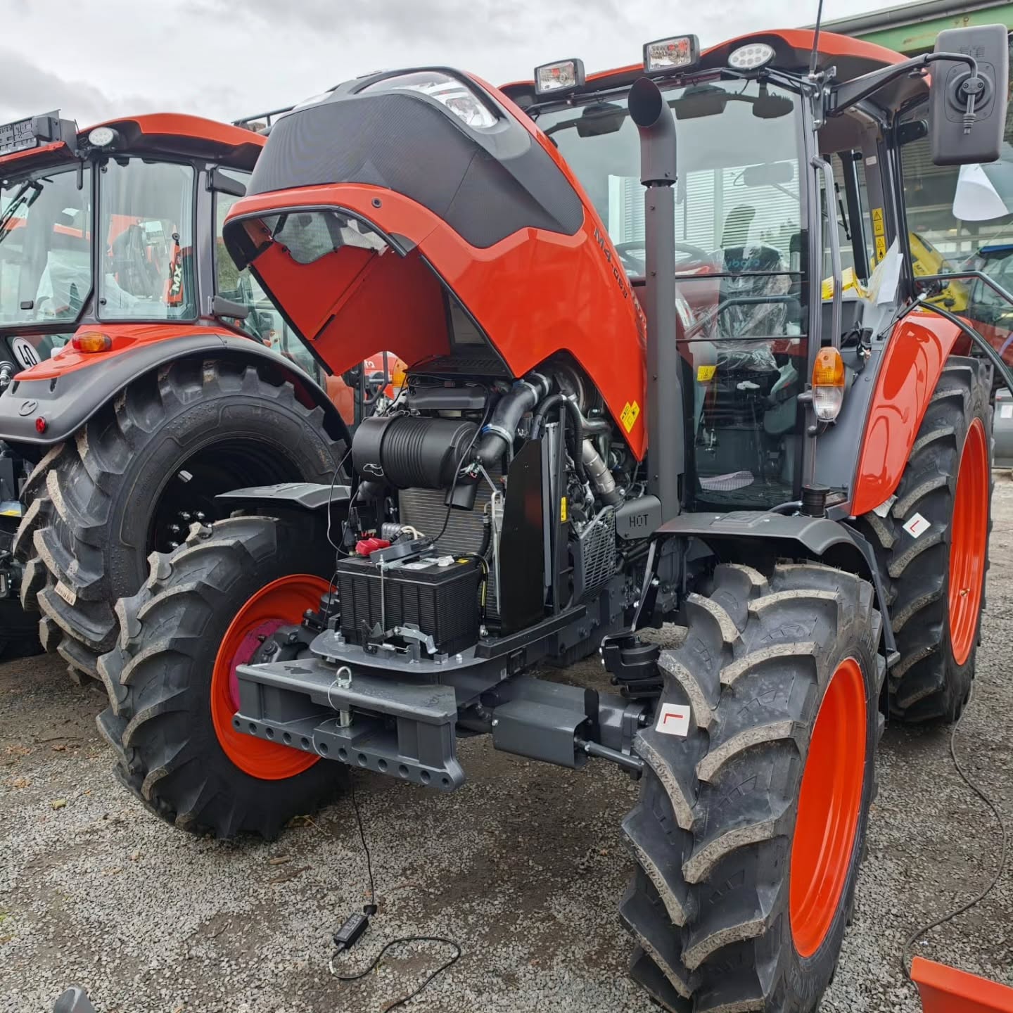 🚜 Kubota M4-063 – direkt an der Maschine. Motorhaube auf, Technik im Blick und direkt vor Ort am Fahrzeug. Genau so sieht’s aus, wenn nicht nur geredet, sonder…