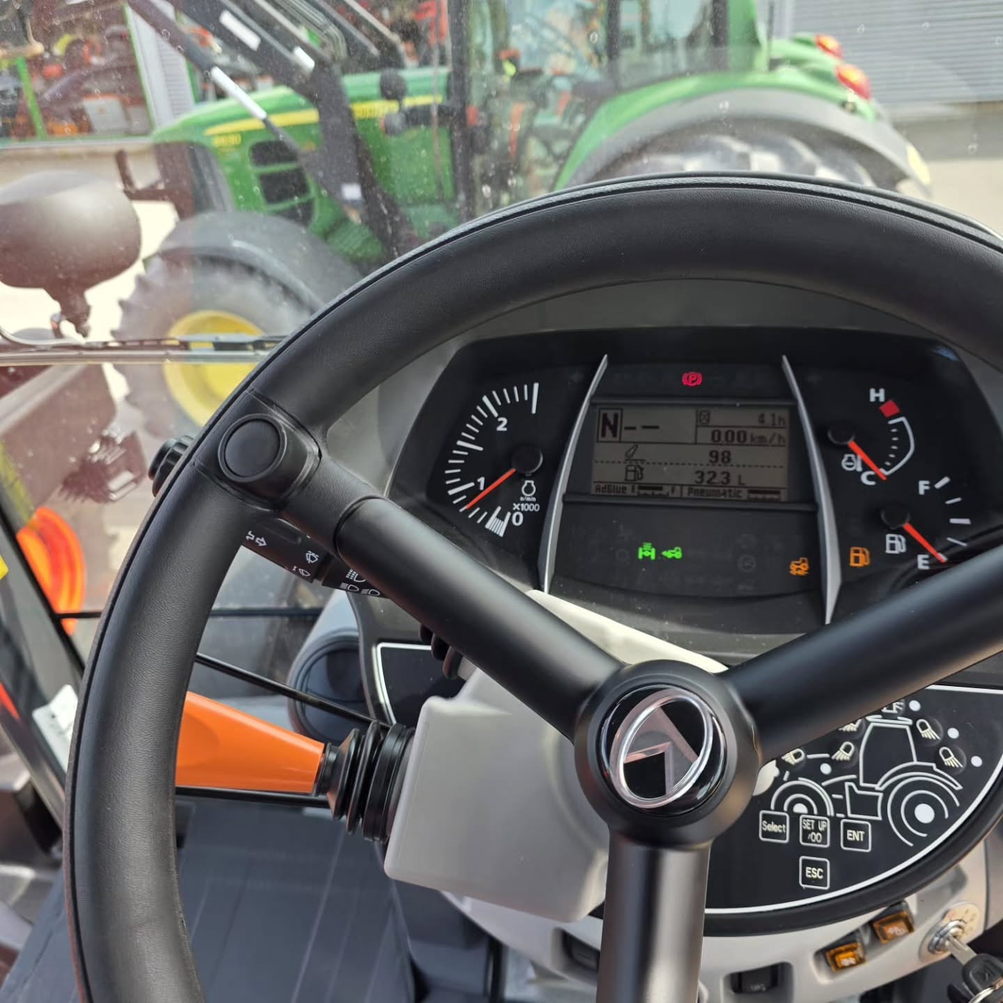 🚜 Heute mal die Perspektive aus dem Fahrerhaus. Nicht immer muss die Maschine von außen im Mittelpunkt stehen – manchmal sind es genau diese Einblicke, die zei…
