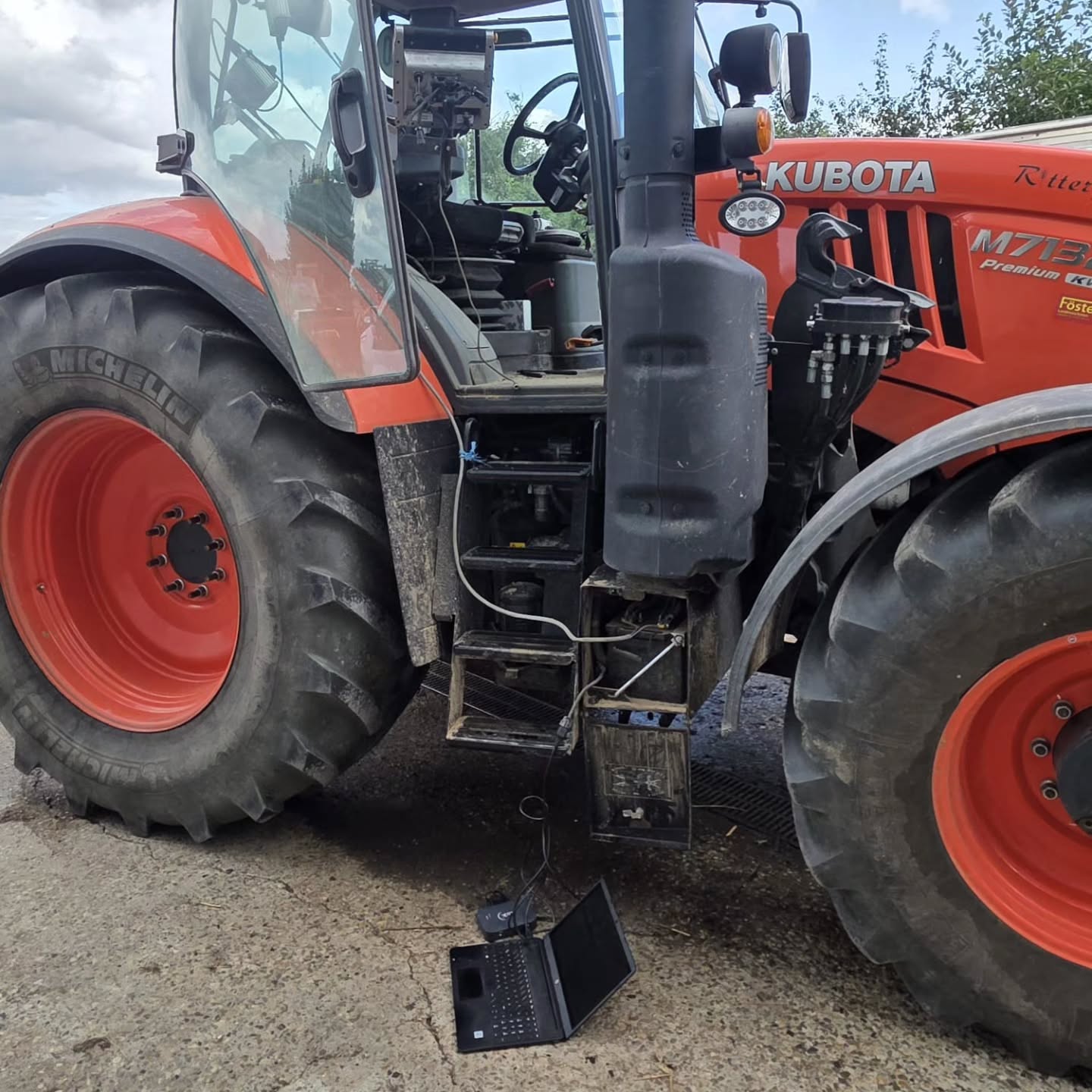 🚜 Kubota M7 – heute wieder direkt an der Maschine. Laptop raus, Steuergerät auslesen, Originaldaten sichern und anschließend die Abstimmung passend zum Einsatz…