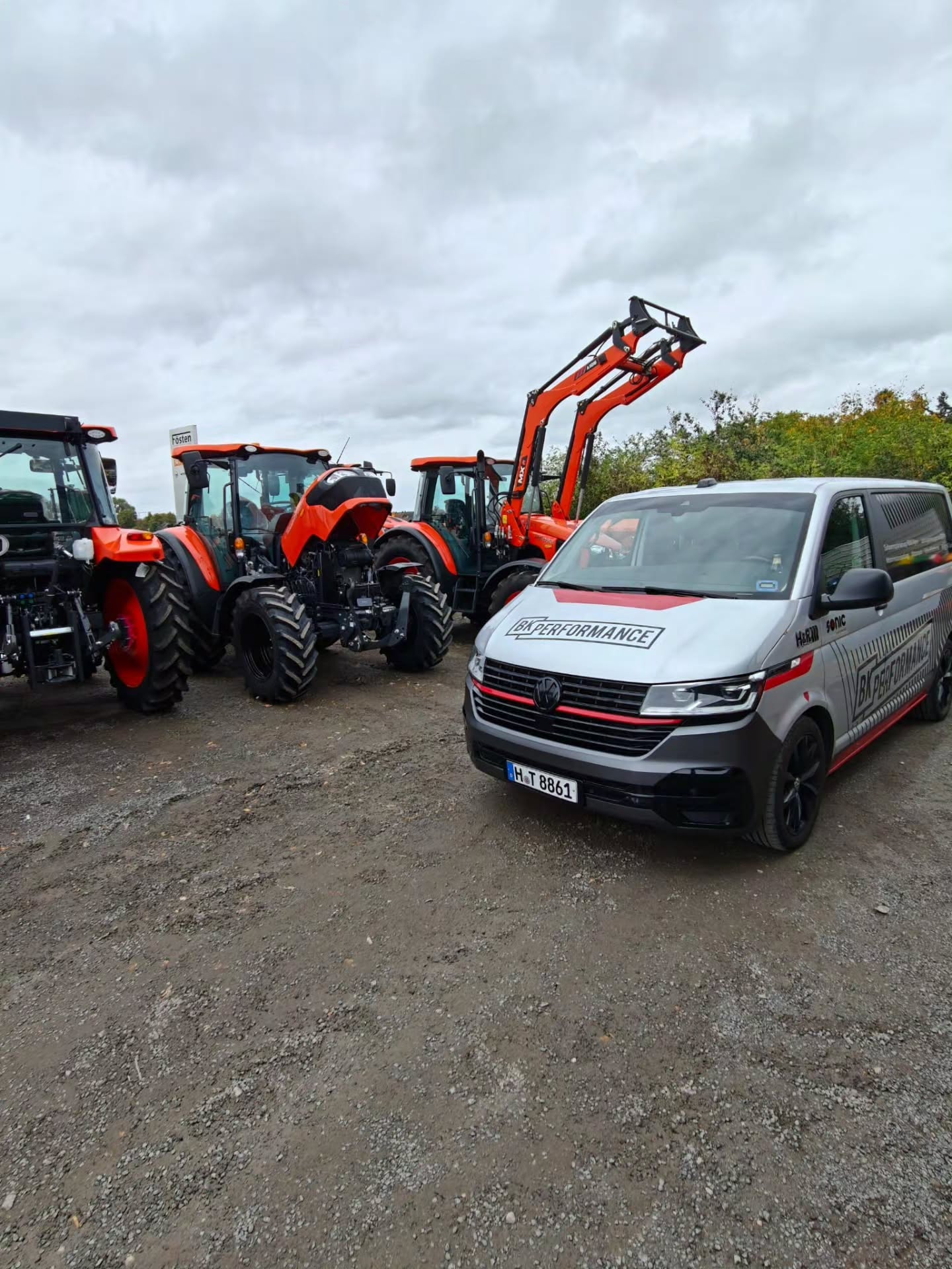 🚜 Kubota soweit das Auge reicht. Wenn der Parkplatz so aussieht, wissen wir: Heute wird gearbeitet. 😄 Mehrere Maschinen, unterschiedliche Einsätze – und genau…