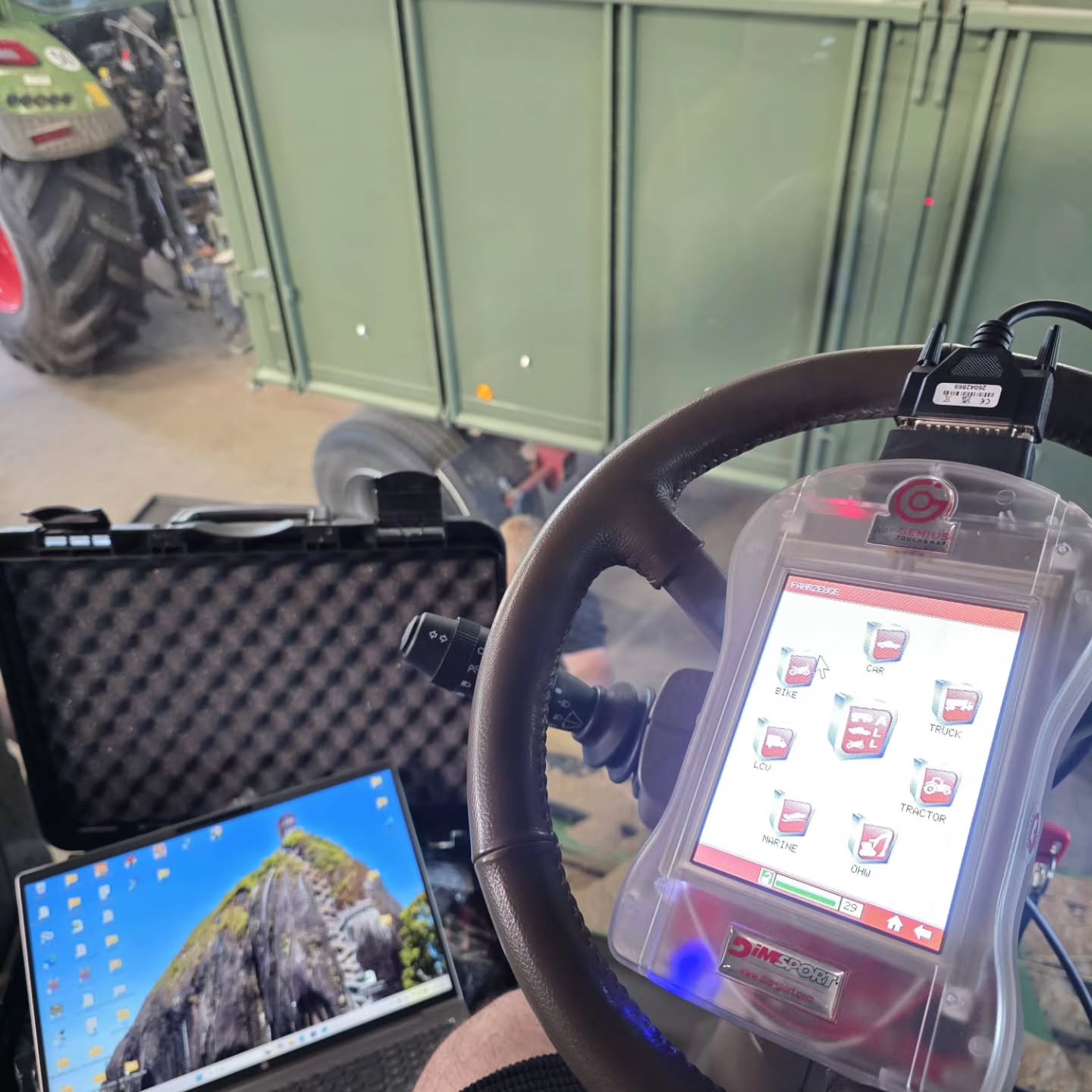 🚜 Heute mal ein Blick hinter die Kulissen. Bevor eine Maschine optimiert wird, beginnt die eigentliche Arbeit mit Auslesen, Prüfen und sauberer Diagnose. 💻⚙️ O…
