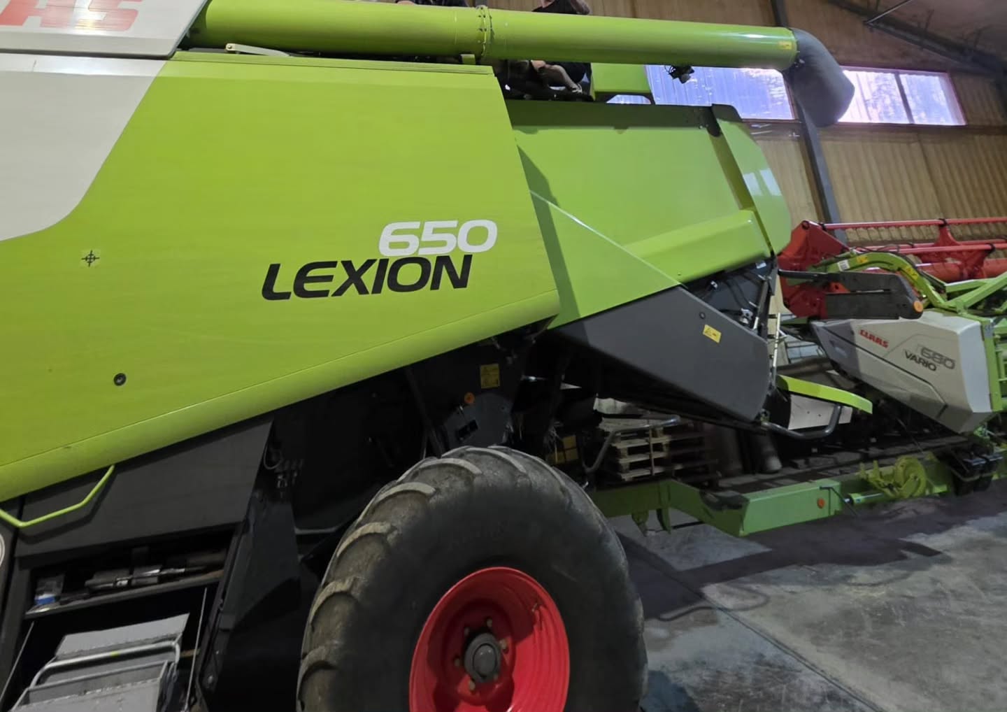 🌾 Claas Lexion 650 – Erntezeit heißt Effizienzzeit. Ein Mähdrescher muss im Einsatz einfach funktionieren – zuverlässig, kräftig und effizient. Bei diesem Claa…