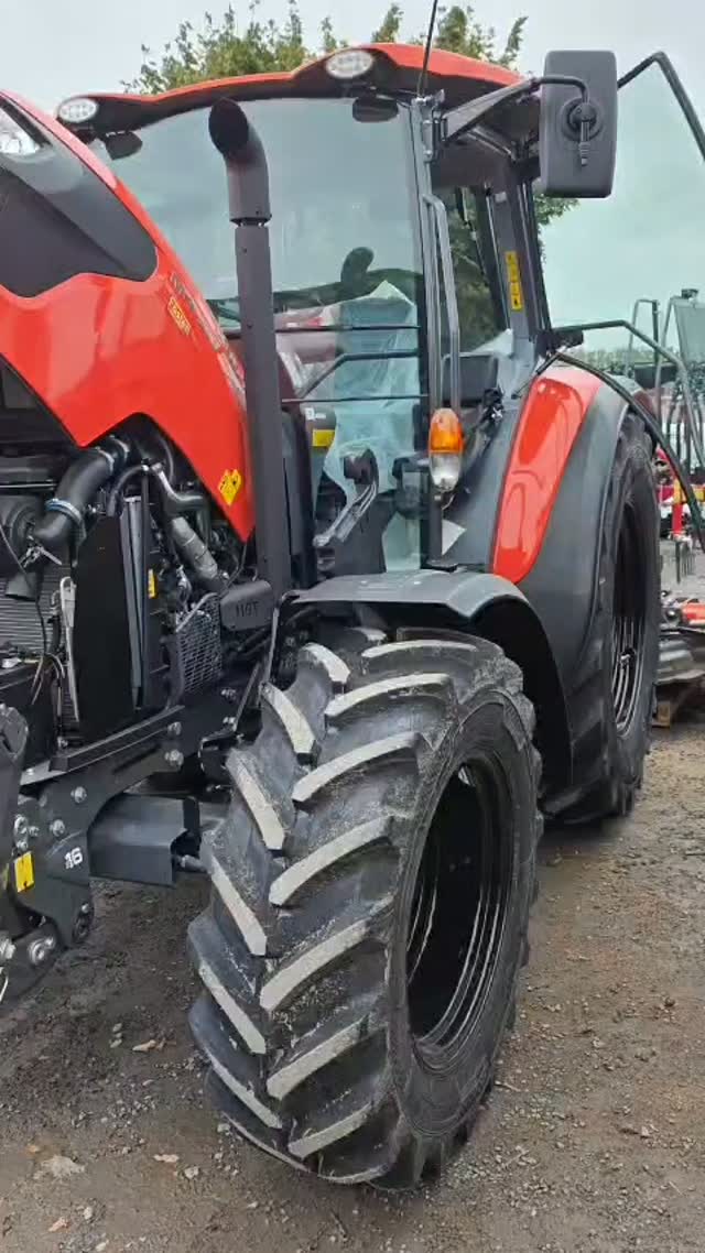 🚜 4x Kubota vor Ort. Wenn gleich vier Maschinen auf dem Hof stehen, ist klar: Heute geht’s nicht um Theorie, sondern um echte Arbeit direkt an der Maschine. 💻⚙…